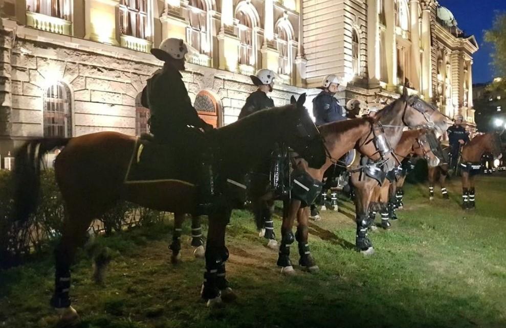 Policajci na konjima čuvaju Skupštinu - Avaz