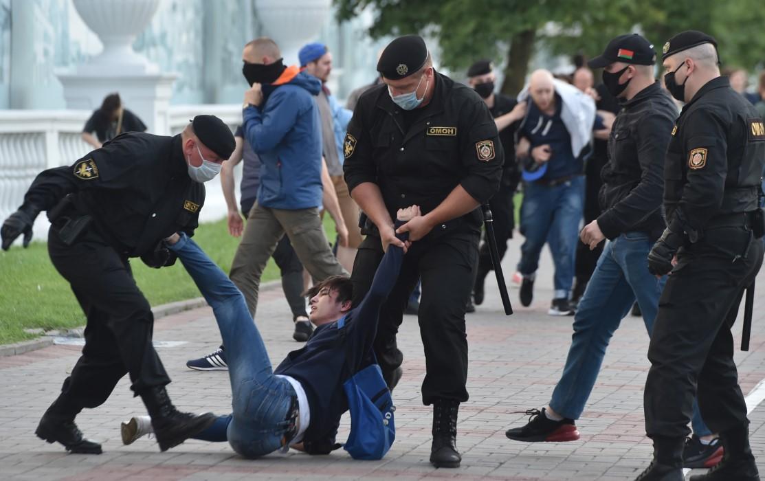 Policija hapsi jednog od demonstranata - Avaz