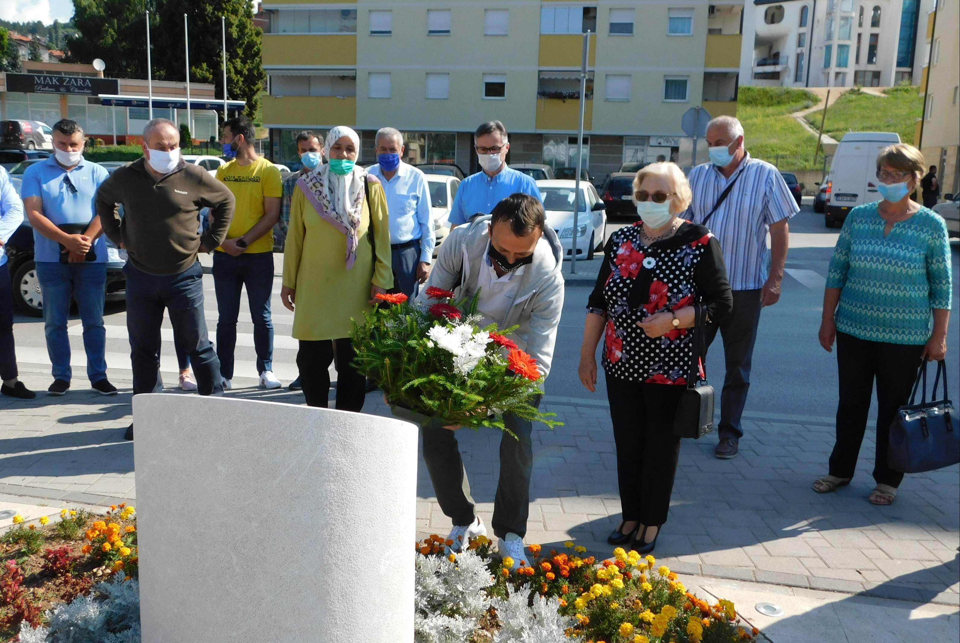 S polaganja cvijeća u Vogošći - Avaz