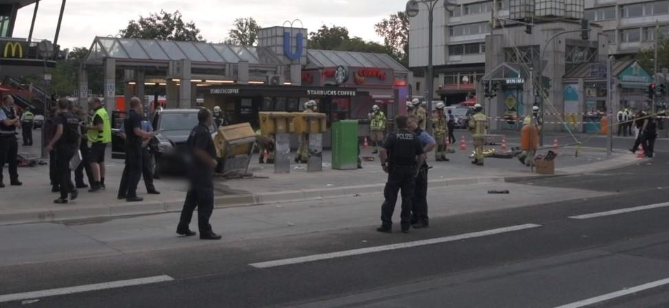 Mercedesom se zabio u grupu pješaka: Tri osobe teško povrijeđene, helikopterom transportovane u bolnicu