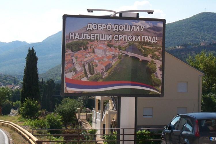 Bilbord na ulazu u Trebinje sa natpisom "Dobro došli u najljepši srpski grad"