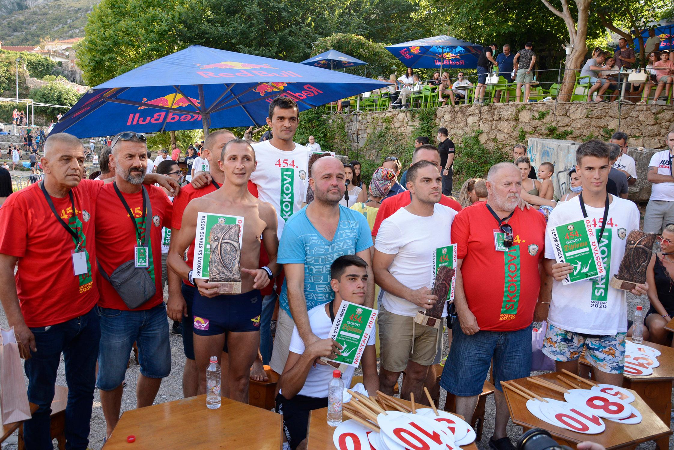 Pobjednici skokova sa Starog mosta u Mostaru sa žirijem - Avaz