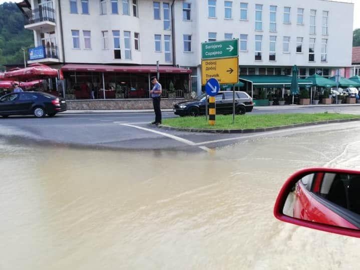 Pukla cijev na gradskoj magistrali - Avaz