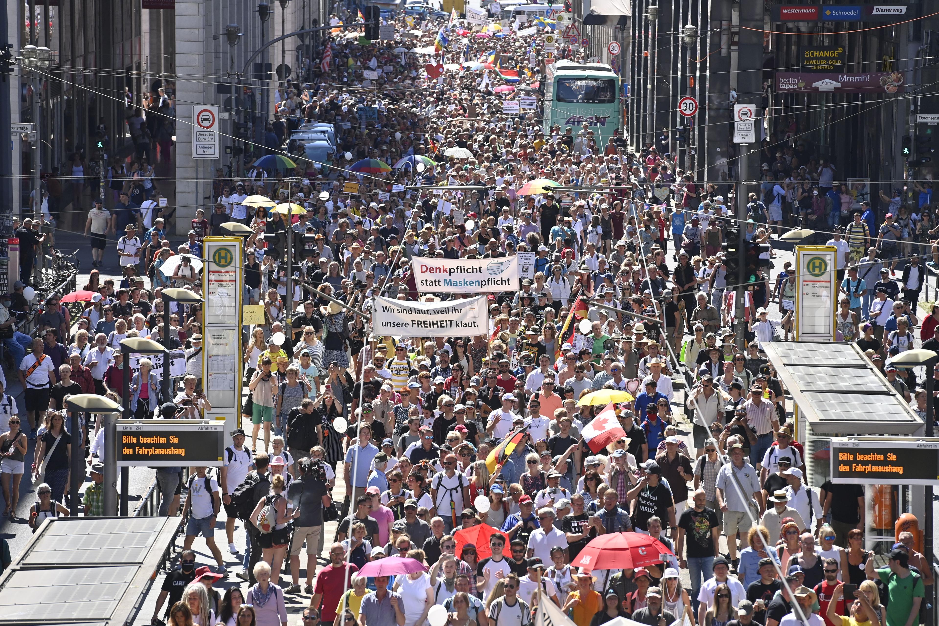 U Berlinu 15.000 protestuje protiv korona mjera