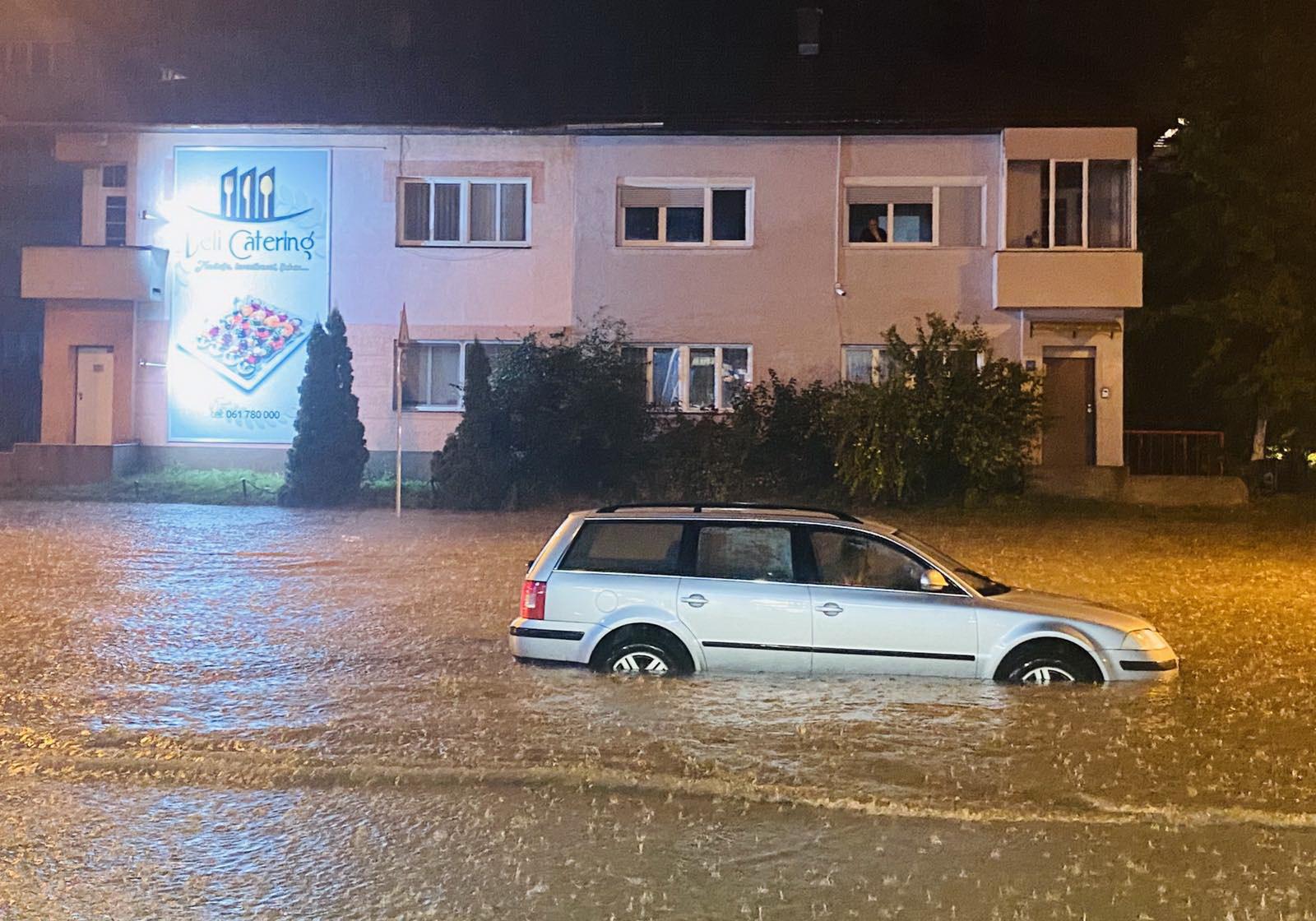 Nekoliko automobila je poplavljeno - Avaz