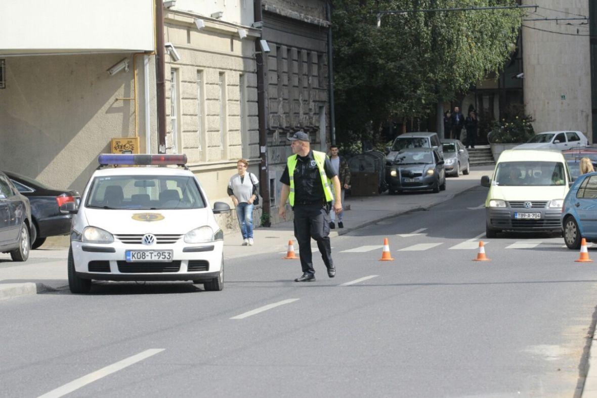 Razbojnik prijetio apotekarki elektrošokerom