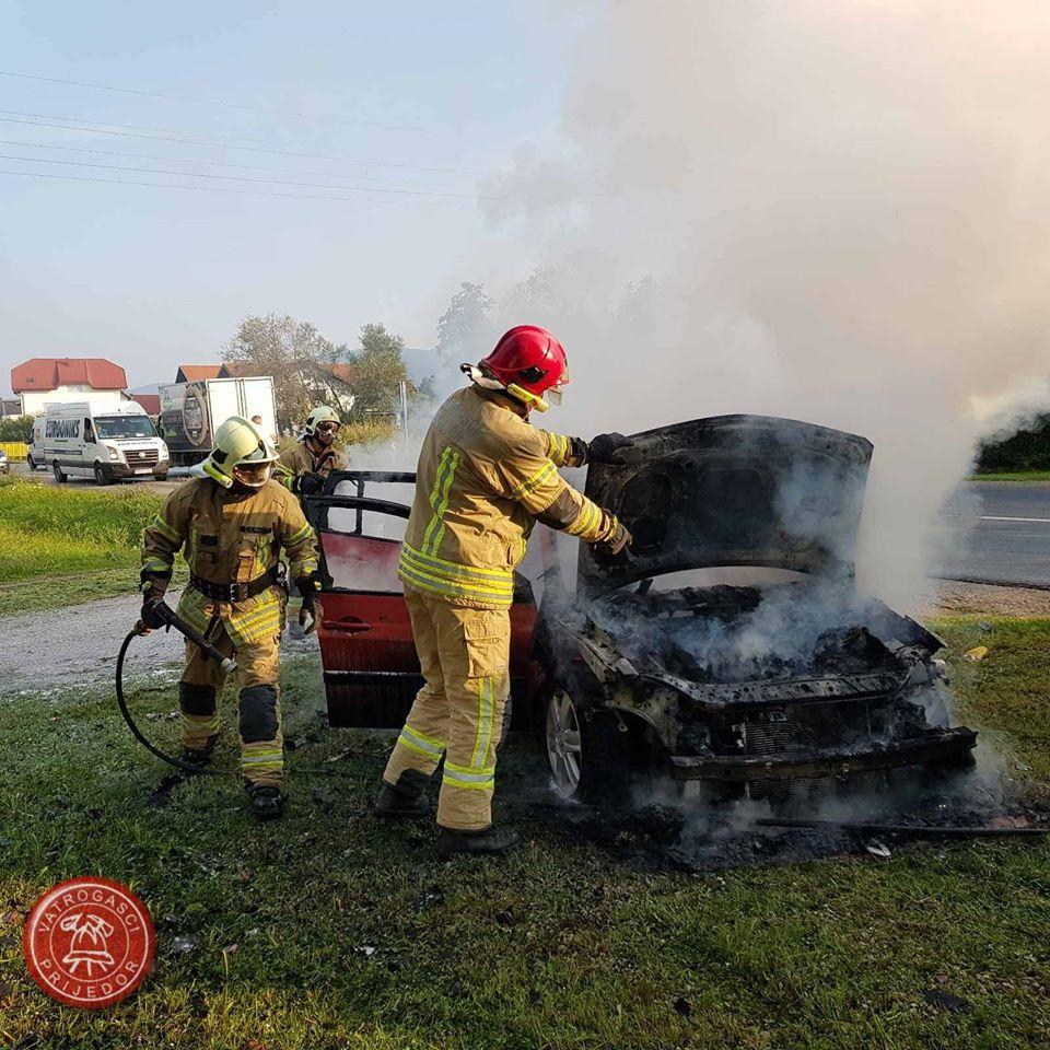 Renault se zapalio u vožnji - Avaz