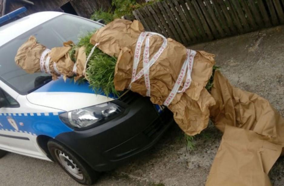 Pretresi na tri lokacije, pronađeni droga i oružje