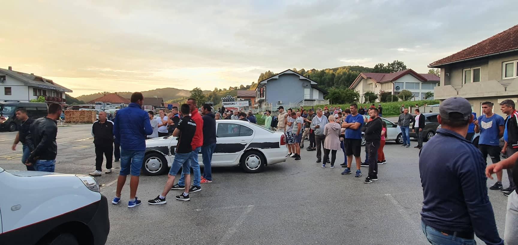 Stotine građana na protestima - Avaz