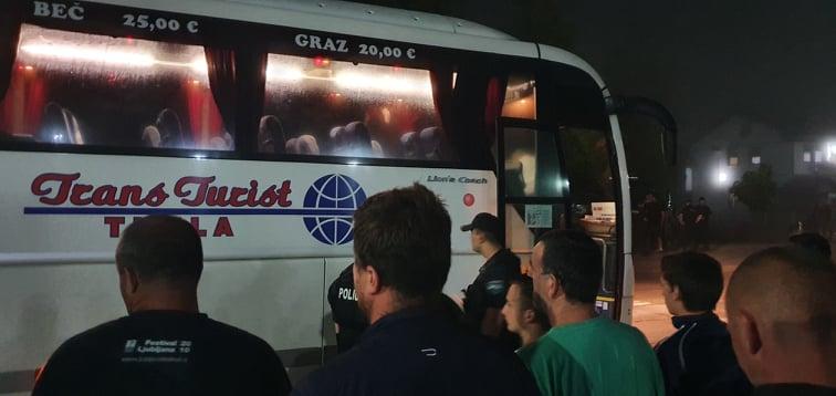 Policija i građani u Purićima zaustavljaju i pregledavaju autobuse