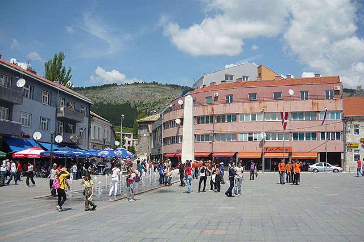 Zabranjuje se okupljanje više od pet osoba na svim otvorenim i poluzatvorenim površinama - Avaz