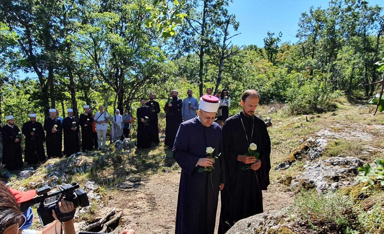 Polaganjem cvijeća iskazali suosjećanje - Avaz