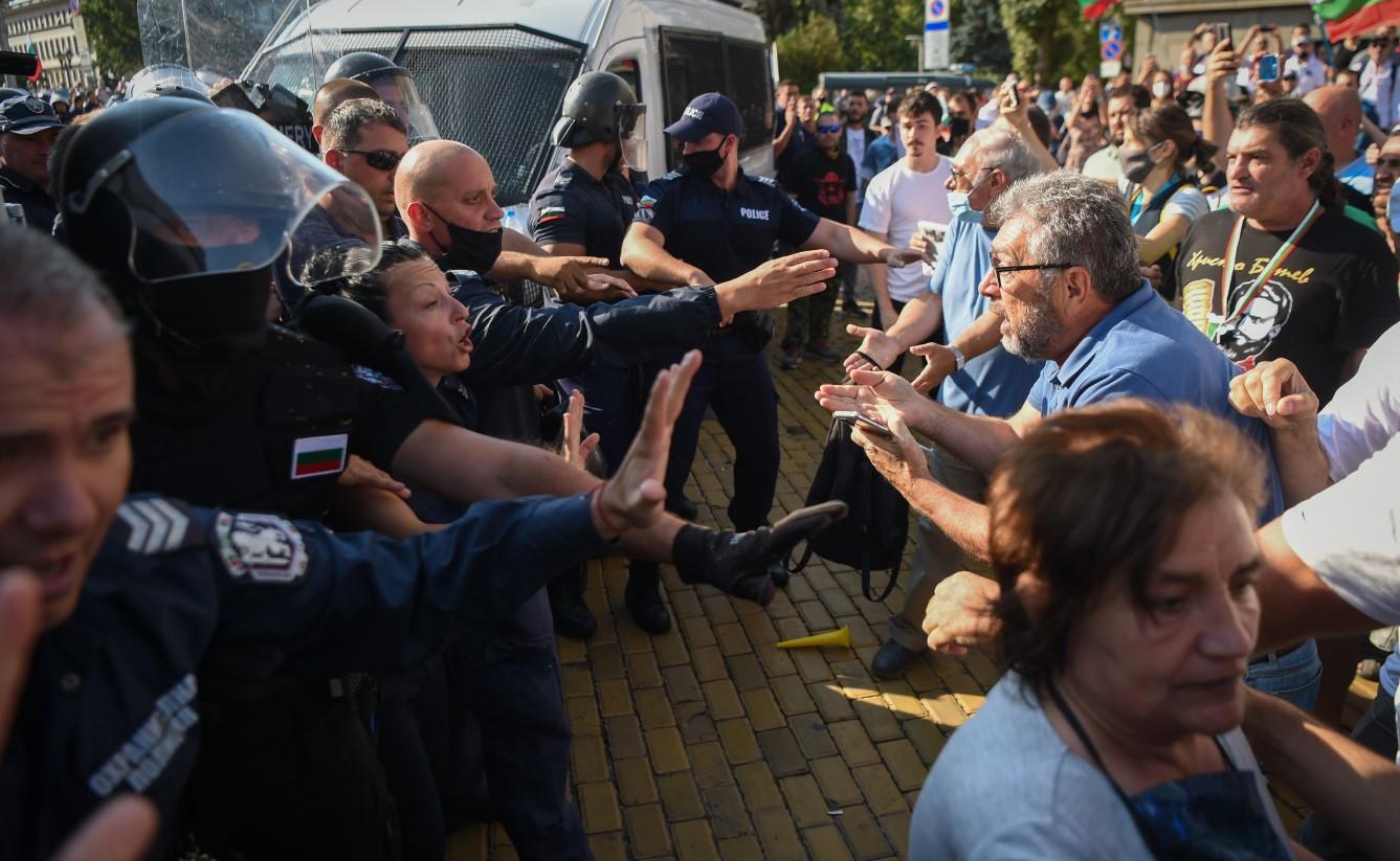 Veliki protesti prerasli u nasilje, povrijeđeno najmanje 55 ljudi, uhapšeno 95