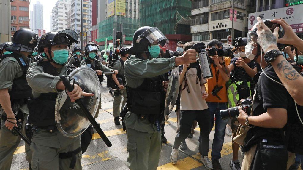 Policija punjenjima sa biberom gađala demonstrante u Hong Kongu