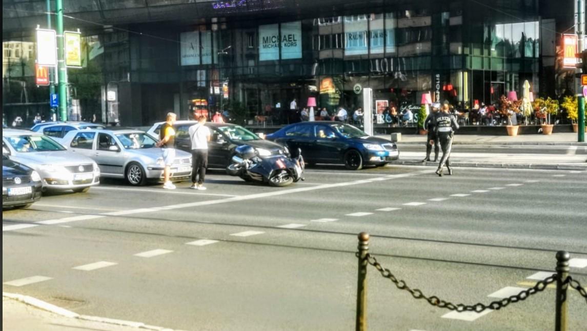 Udario policajca na motociklu