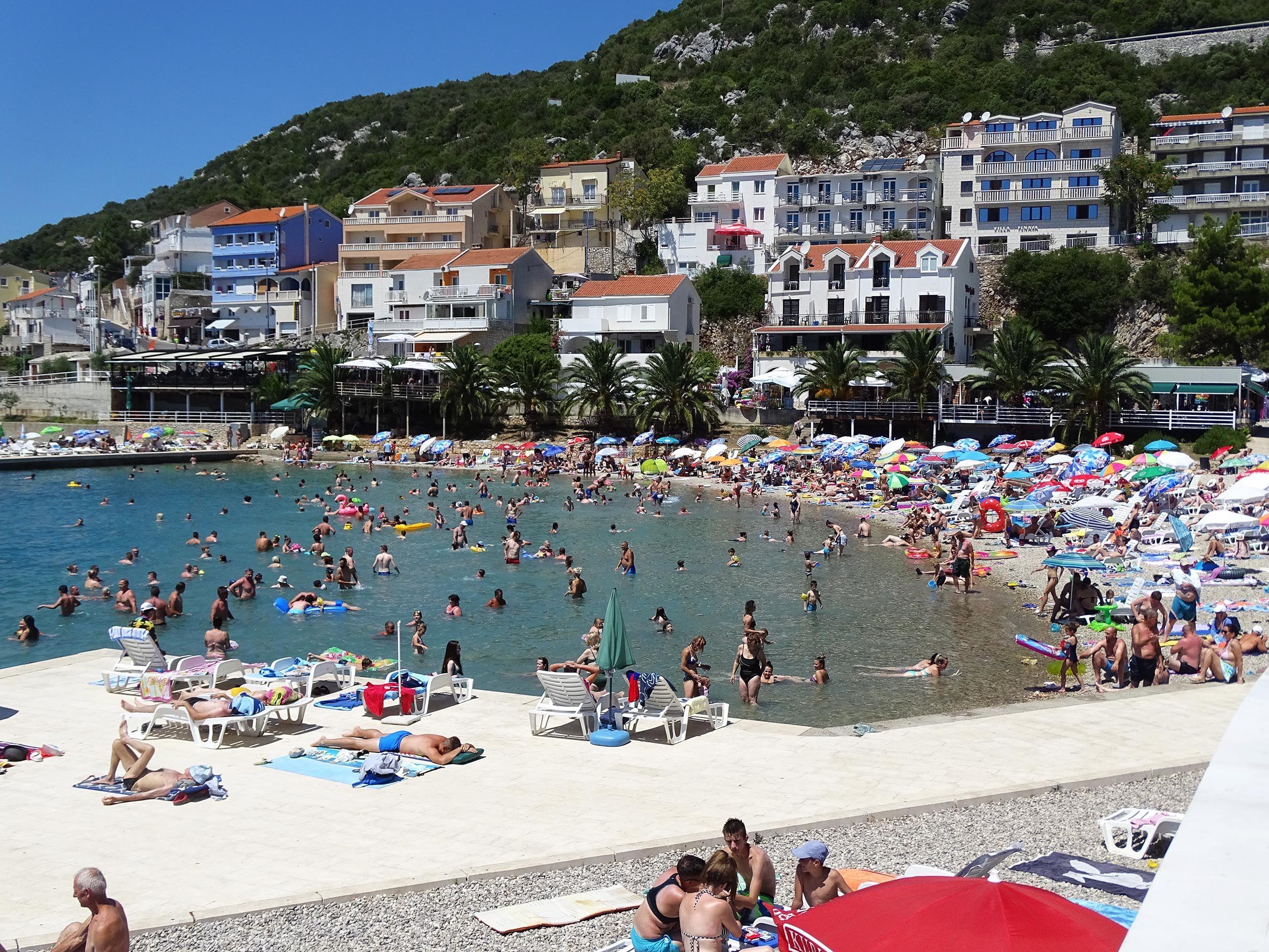 Ni korona nije ispraznila plaže, Neum i nakon sezone krcat