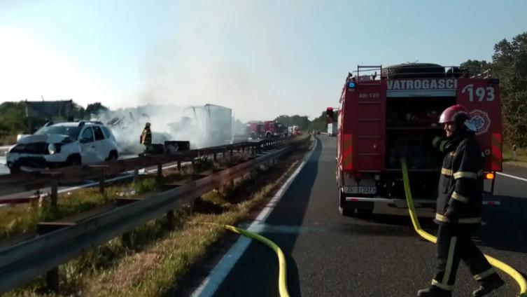 Detalji nesreće u kojoj su poginule dvije osobe, na vozilo iz BiH koje se zapalilo pala rola papira