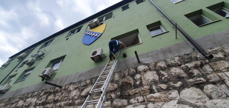 Potjera zaštitara za radnicima "Poslovnosti" u krugu firme