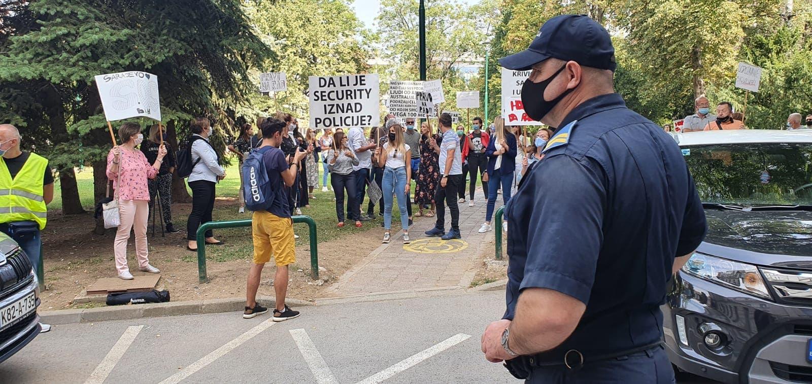 Radnici agencije "Poslovnost" poručili: "Izlazite, uhljebi", "načelniče, napolje"...