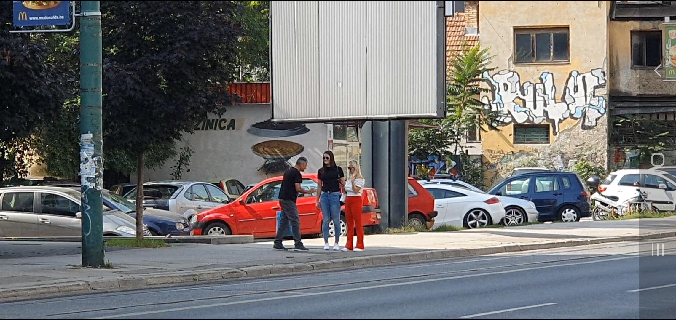 Muškarac na Marindvoru presreće ljude i traži "koji dinar"