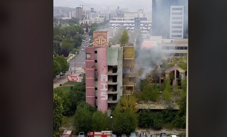 Ugašen požar u zgradi bivšeg Doma penzionera u Nedžarićima