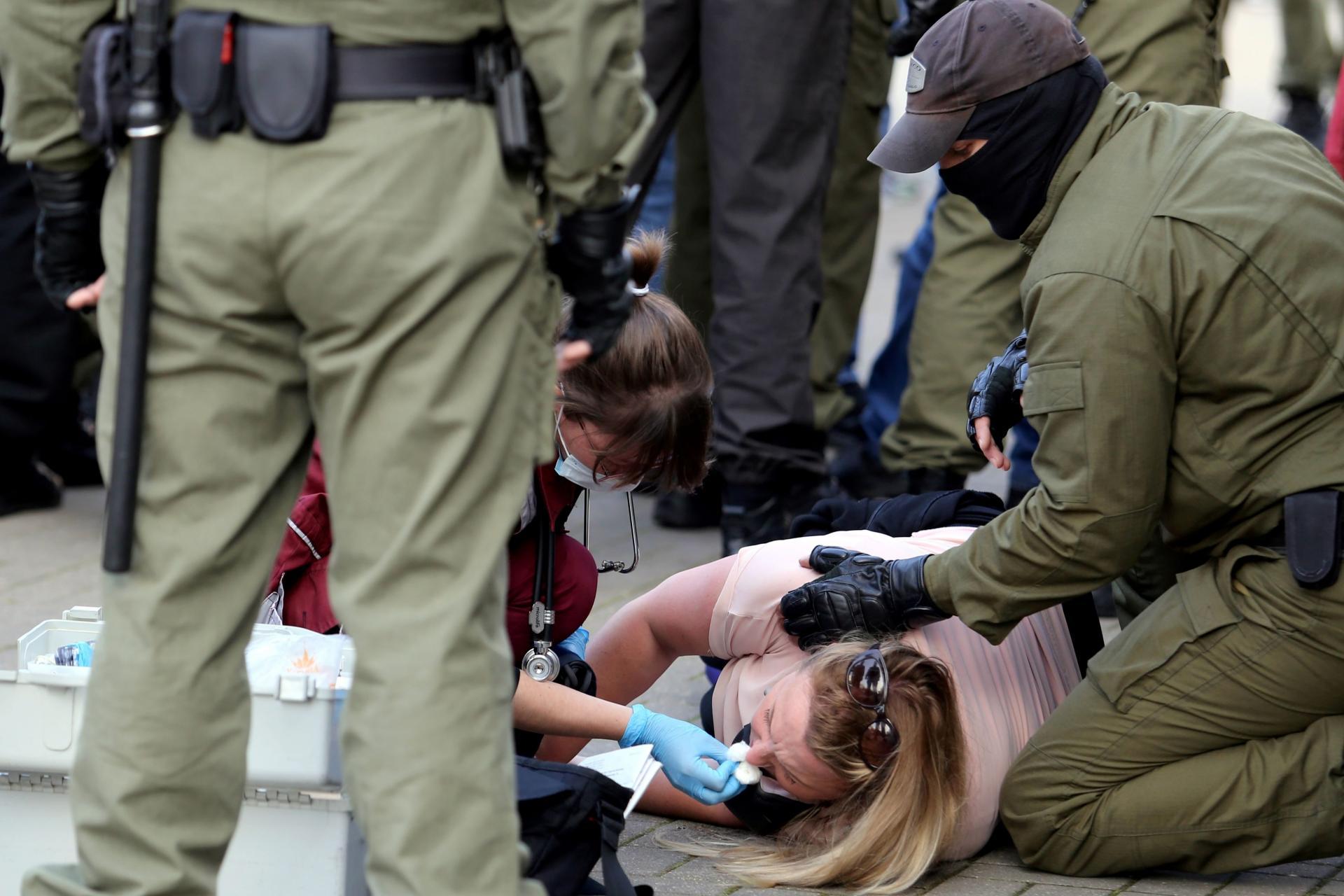 Ženi ukazuju pomoć na demonstracijama - Avaz