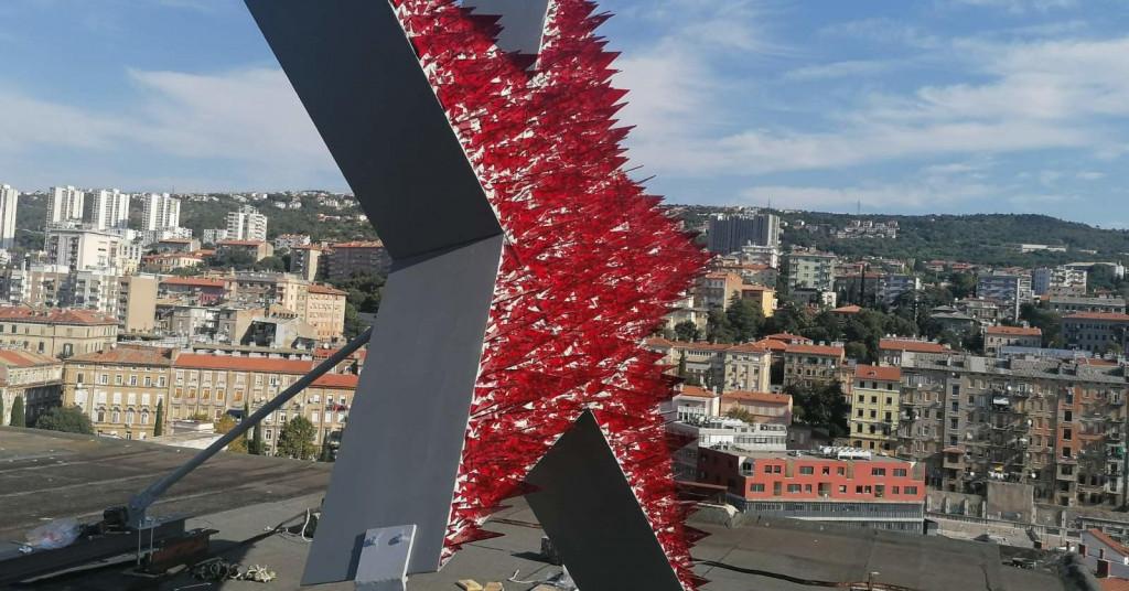 Ogromna crvena petokraka postavljena na neboder u Rijeci