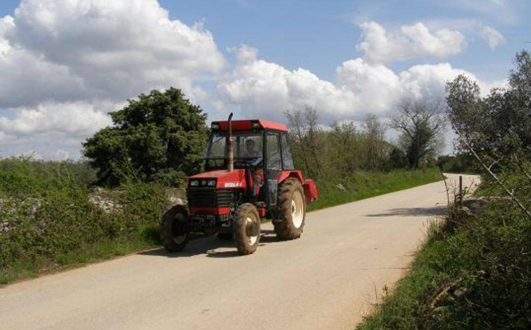 Traktorom počupao saobraćajne znakove