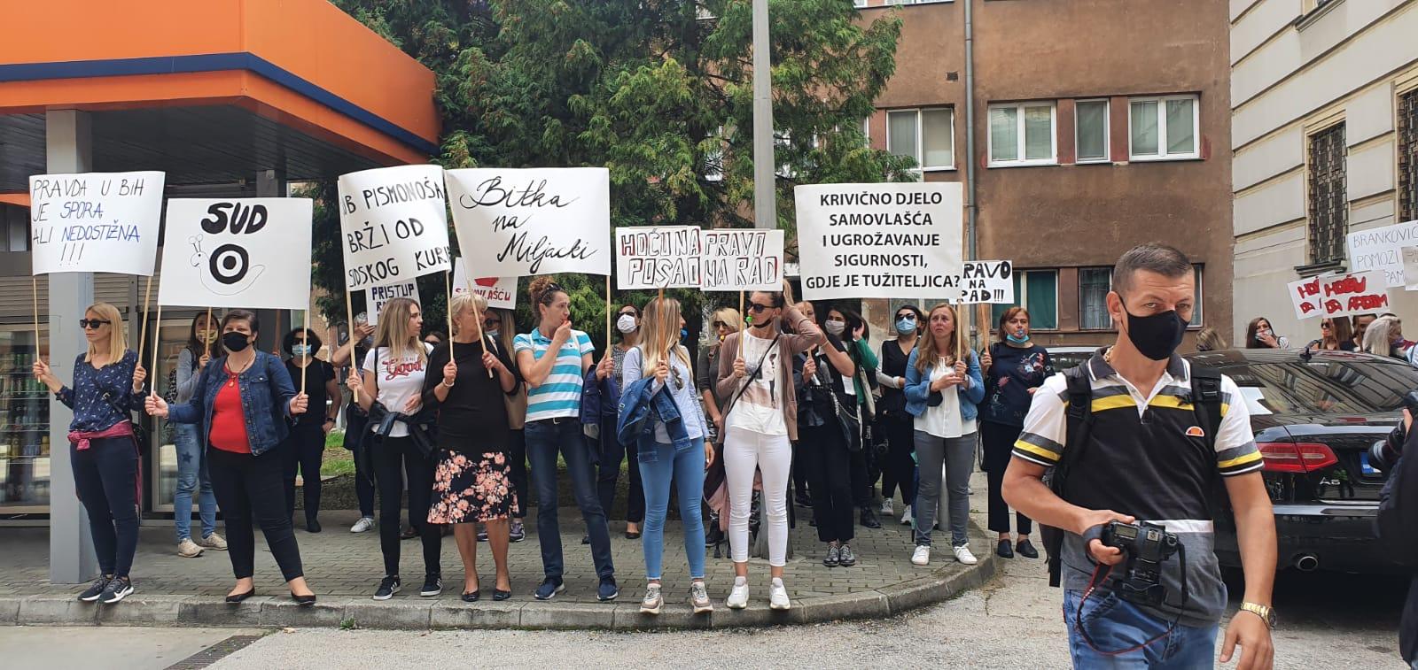 Protest radnika agencije "Poslovnost" ispred Općinskog suda u Sarajevu