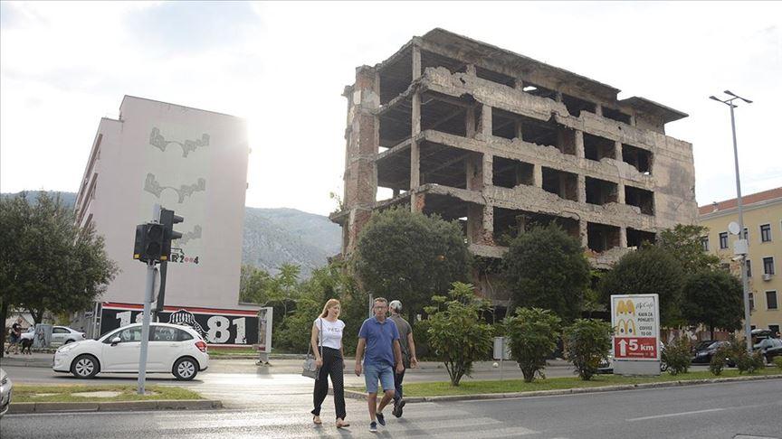 Četvrt stoljeća mostarske ruševine čekaju na obnovu, u užoj jezgri na 20 objekata upozorenja od obrušavanja