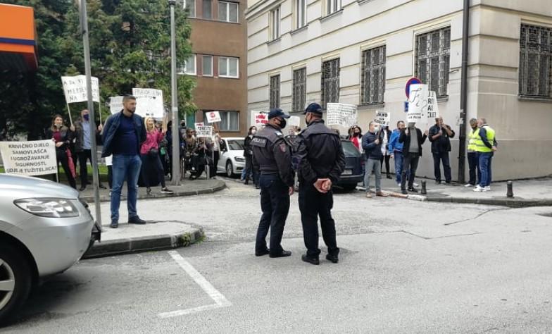 Radnici agencije "Poslovnost" ispred Općinskog suda u Sarajevu - Avaz