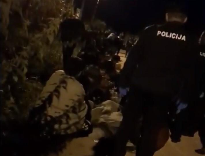 Narod ne izlazi iz kuća, policija traga za ubicama, povrijeđeni migranti ne sarađuju s istražiteljima