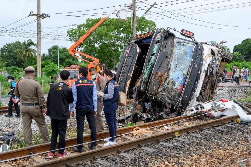 U sudaru voza i autobusa poginulo 20 ljudi