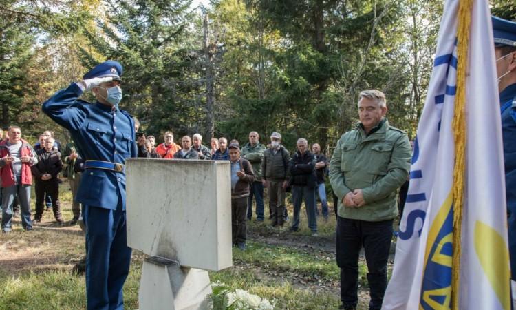 Komšić sa saborcima odao počast poginulim borcima 1. Korpusa ARBiH