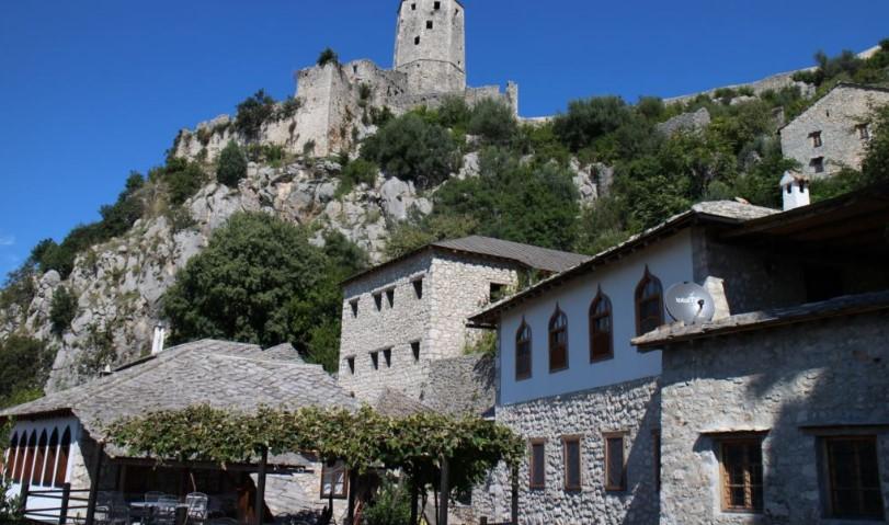 Lopov iz kuće ukrao krompir, luk, brašno, ulje, sapun, papuče...