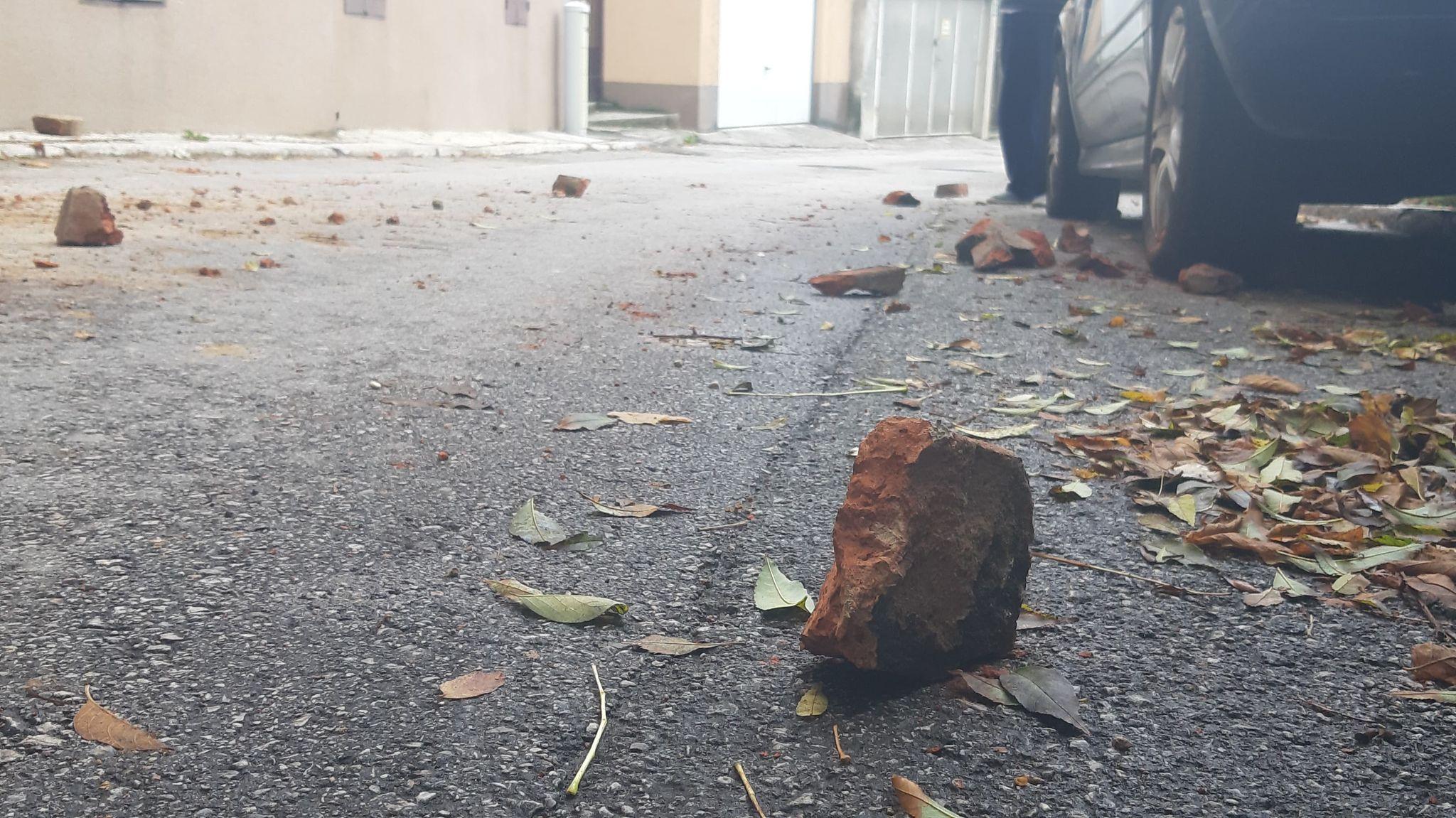 U trenutku kada se obrušio dio fasade i pao na ulicu, na sreću nije prolazio niko od pješaka - Avaz