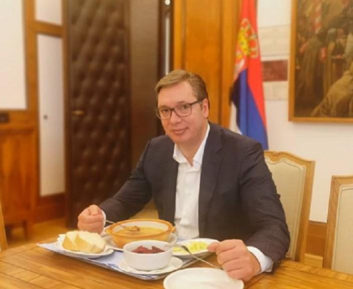 Vučić objavio fotografiju na kojoj se vidi kako ruča vojnički pasulj