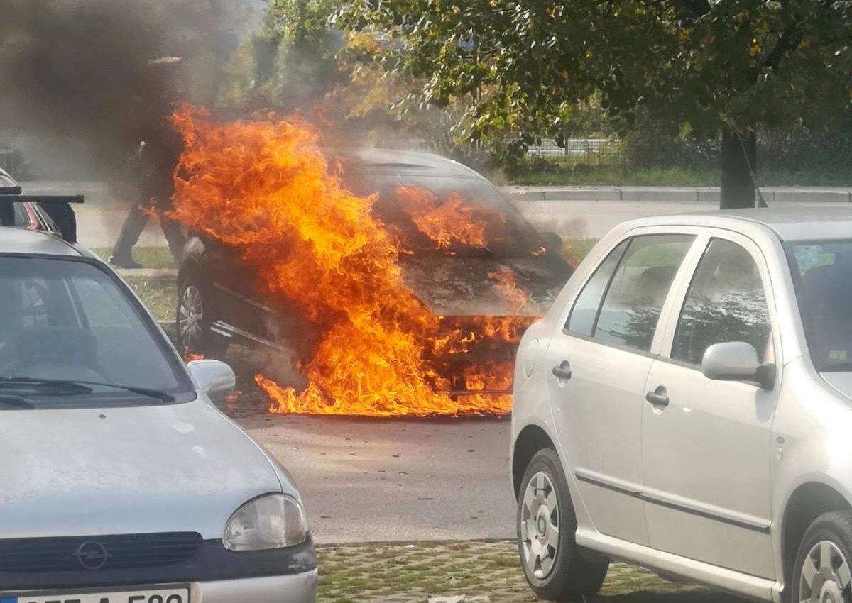 Gori automobil na parkingu - Avaz