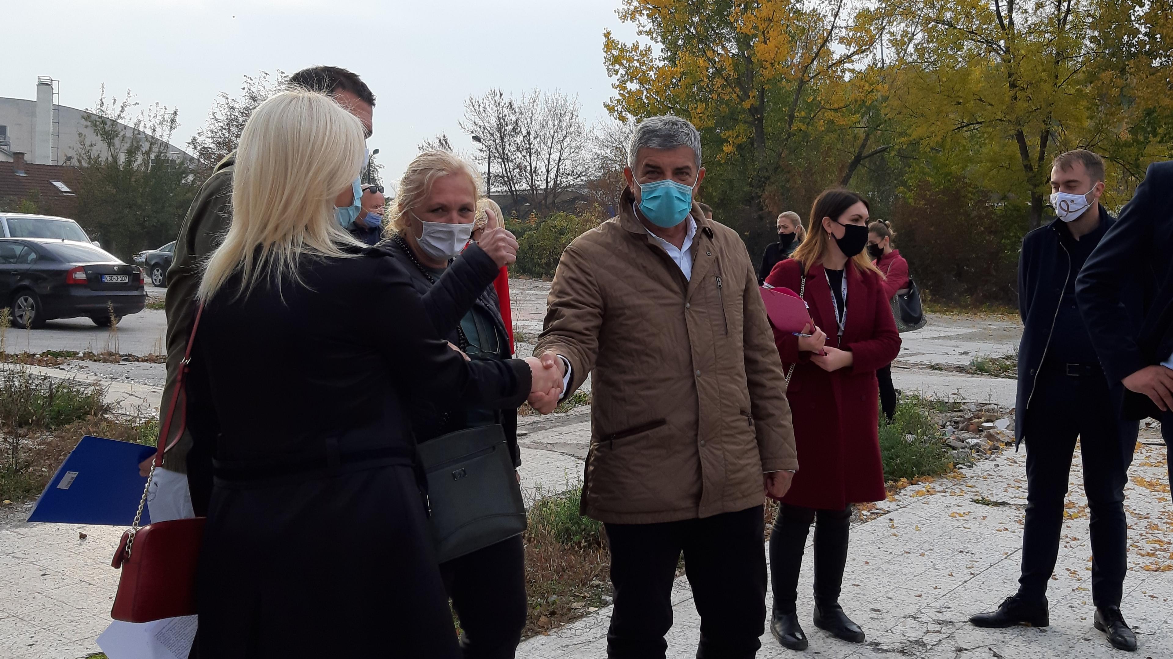 Načelnik vlastoručno uklonio dio samoniklog rastinja - Avaz