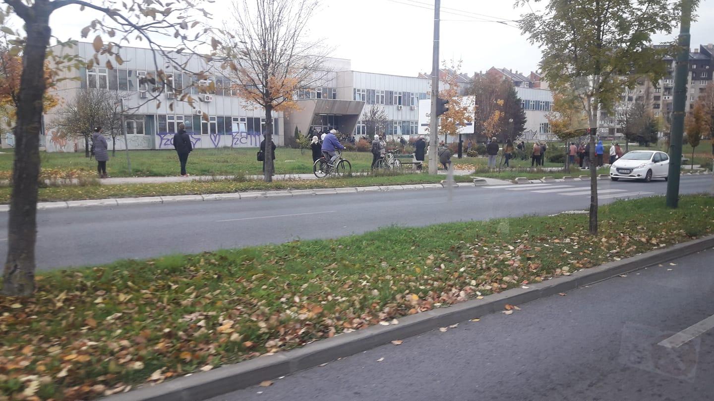 Ogromne gužve ispred sarajevskih domova zdravlja, na testiranje se čeka se satima