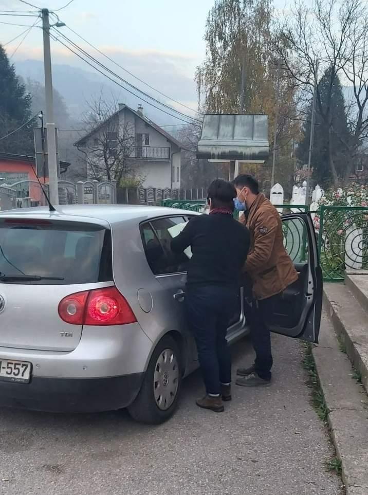 Glasanje u automobilu ispred biračkog mjesta u Svrakama