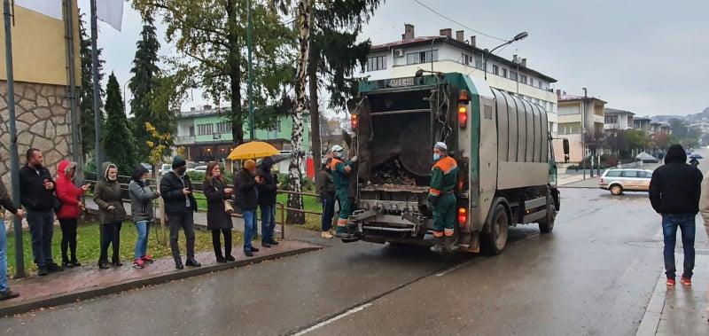 Ispred zgrade Općine Ilijaš i danas su se okupile pristalice Naroda i pravde - Avaz