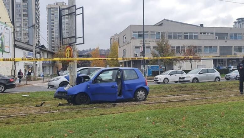 Vozilom udario u stub, obustavljen tramvajski saobraćaj