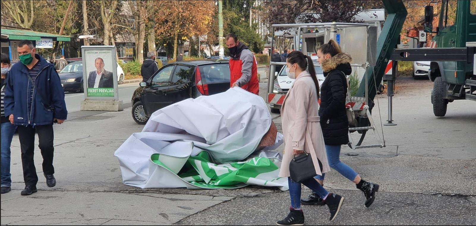 Nakon što su ih građani skinuli s vlasti: Radnici skidaju bilborde SDA na Ilidži