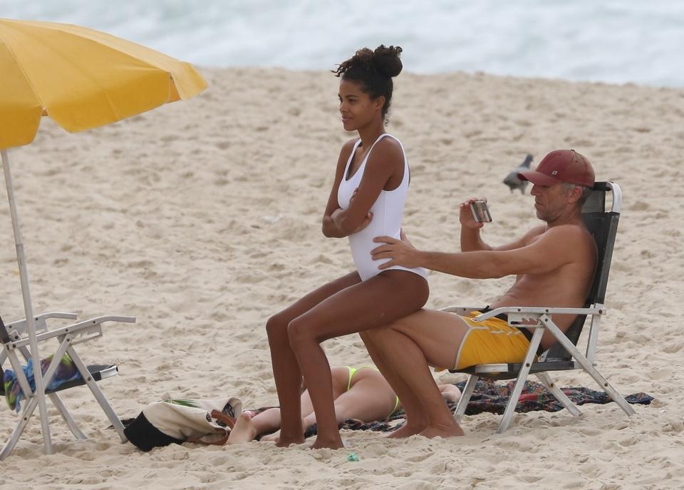 Bivši Monike Beluči: Na plaži slikao ženinu pozadinu