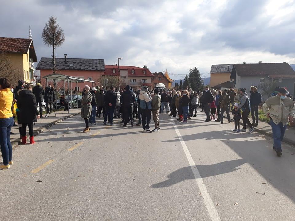 Građani su iskazali nezadovoljstvo blokirajući cestu - Avaz