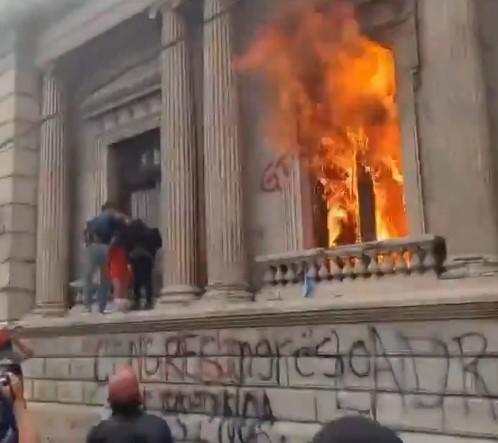 Nezadovoljni mjerama štednje, demonstranti izazvali požar u zgradi Kongresa