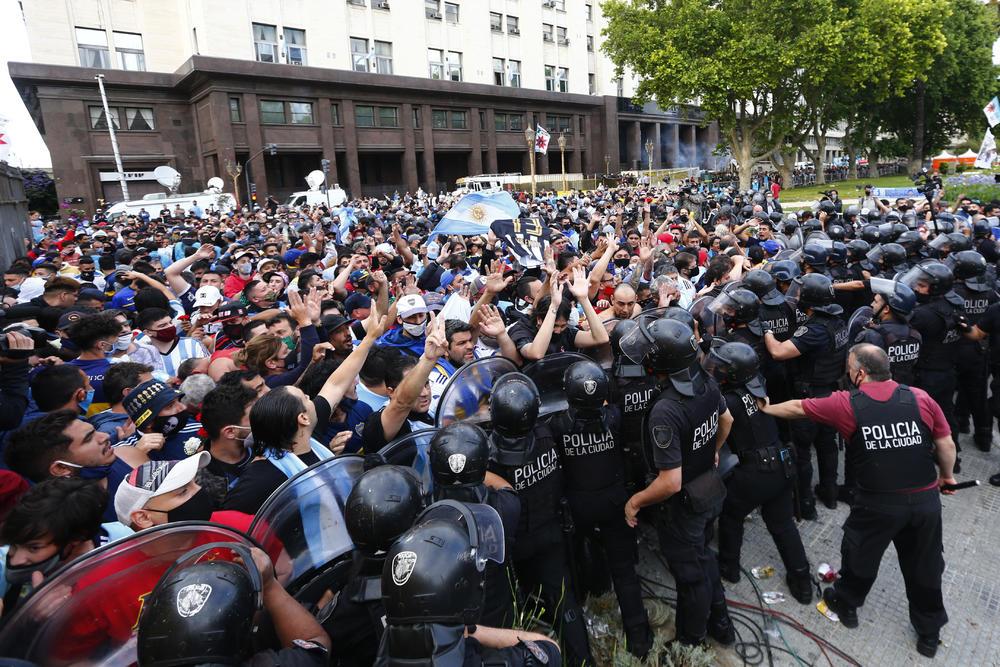 Haos na ispraćaju Maradone, tučnjava uplakanih navijača i policije