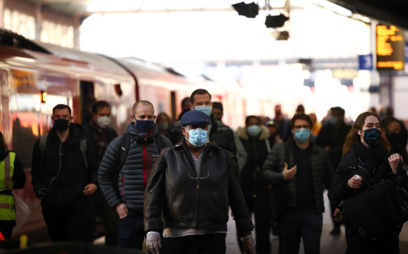 People walk along a train platform at Waterloo station, amid the COVID-19 outbreak - Avaz