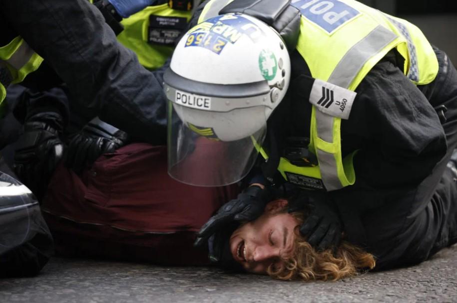 Police arrest an anti-lockdown protesters near Regent Street in central London - Avaz